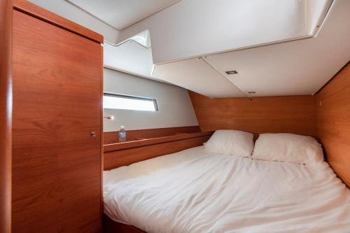 a small bedroom with a bed in a boat at Voilier Luxe Face au Palais in Cannes