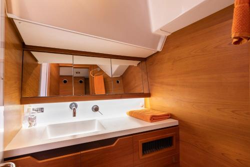 une salle de bain avec un lavabo et un miroir dans l'établissement Voilier Luxe Face au Palais, à Cannes