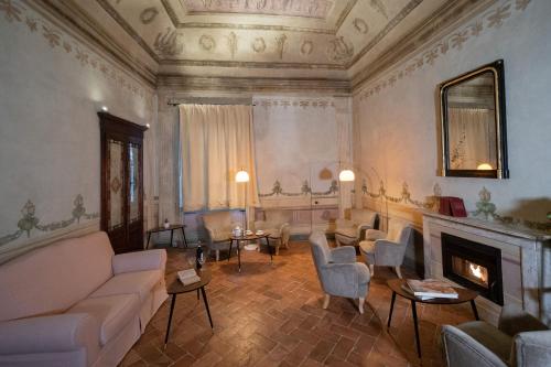 Delcorto Suites في مونتيبولسيانو: غرفة معيشة مع أريكة ومدفأة