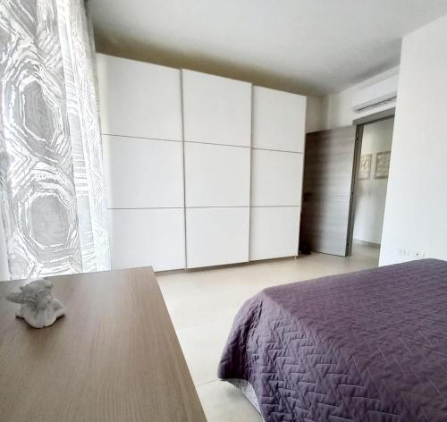 1 dormitorio con cama y mesa de madera en Civico 26 T, en San Salvo