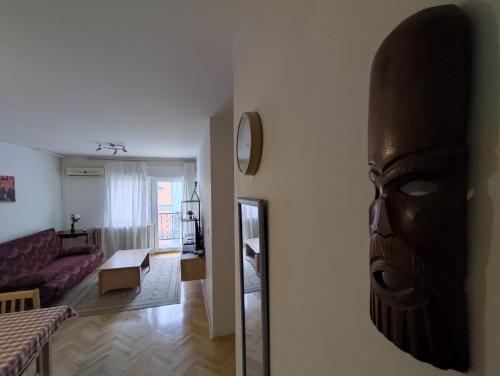 uma máscara pendurada numa parede numa sala de estar em Woody em Novi Sad