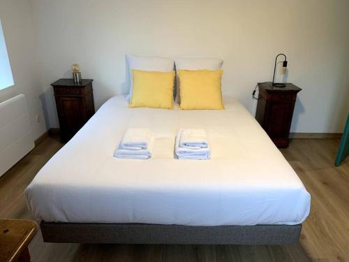 1 cama blanca grande con 2 toallas en Le Perchoir- Grand Valtin 6 pers, en Ban-sur-Meurthe-Clefcy