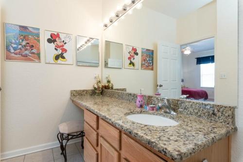 baño con lavabo y espejo grande en LUXURIOUS CONDO - JUST 2 MILES FROM DISNEY #404, en Orlando