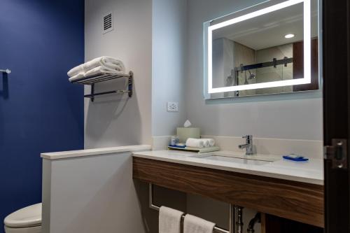 y baño con lavabo y espejo. en Holiday Inn Express & Suites - Ensenada Centro, an IHG Hotel en Ensenada
