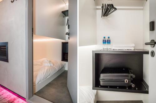 THIS HO(S)TEL في أمستردام: غرفة بسرير وغرفة بها موقد