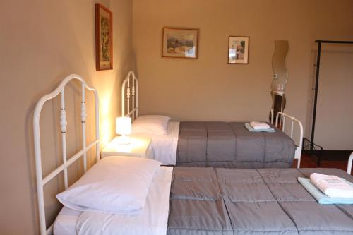 a room with two beds and two lamps and two beds at EasyRoom Schio in Schio