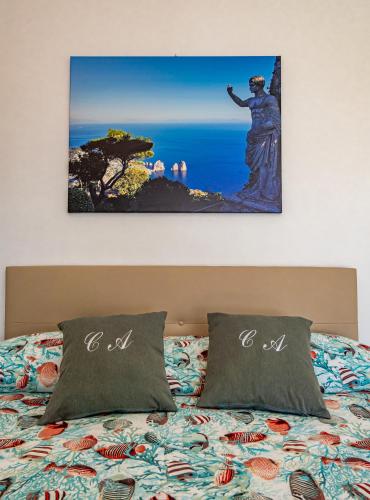a picture of a statue on top of a bed at Casa Astra in Anacapri