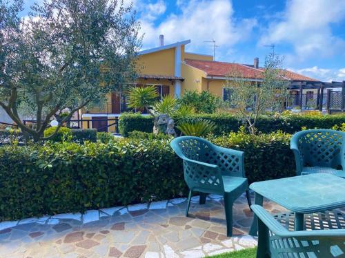 patio con sedie e tavolo di fronte a un edificio di Le fresie 