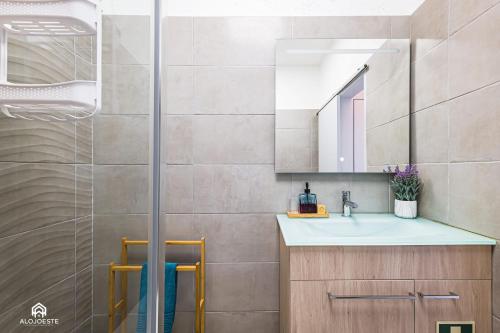 a bathroom with a sink and a shower at Casa MarAzul - Santa Cruz in Santa Cruz