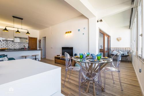 a kitchen and living room with a table and chairs at Casa MarAzul - Santa Cruz in Santa Cruz