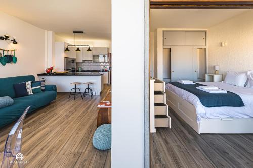 a bedroom and a living room with a bed and a kitchen at Casa MarAzul - Santa Cruz in Santa Cruz
