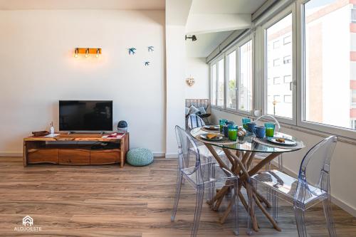 a dining room with a table and chairs and a television at Casa MarAzul - Santa Cruz in Santa Cruz