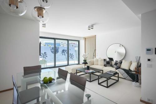 Zdjęcie z galerii obiektu Fabulous 94m2 apartment - 2BR4p with terrace - First Croisette Cannes 502 w Cannes