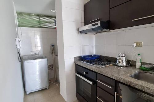 uma cozinha com um lavatório e uma bancada em Soniella apto - WAIWA HOST em Bucaramanga