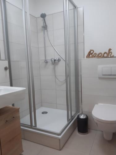 a bathroom with a shower with a toilet and a sink at Ferienapartment Haus Baltic 1OG09 in Ostseebad Sellin