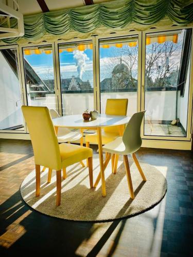 een eetkamer met een tafel en 2 stoelen bij Chris & Aris Ferienwohnung Waldshut Zentrum in Waldshut-Tiengen
