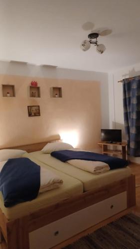 um quarto com uma cama grande e um tecto em Gasthaus zur blauen Donau em Wesenufer