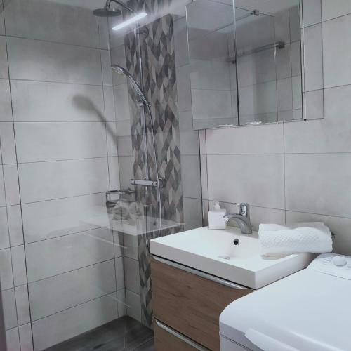 une salle de bain blanche avec un lavabo et une douche dans l'établissement Farniente Riviera, à Mandelieu-la-Napoule