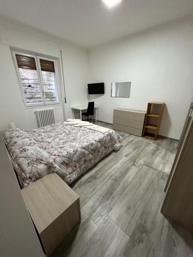 um quarto com uma cama e uma secretária em Teate Apartments em Chieti