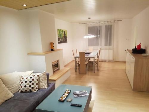 Posezení v ubytování Esslinger Hauptstr Spacious apartment with loggia