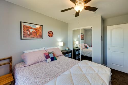 1 dormitorio con 1 cama y ventilador de techo en Kingman Vacation Rental with Private Yard and Fire Pit en Kingman