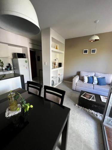 een woonkamer met een tafel en een bank bij Talavera 480 in Salta