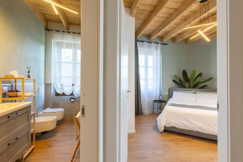 a bedroom with a bed and a bathroom at Magenta 4 in Bollate