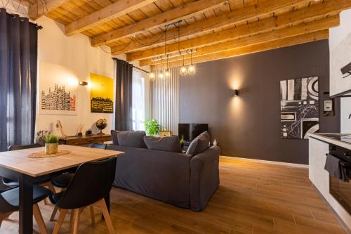 a living room with a couch and a table at Magenta 4 in Bollate