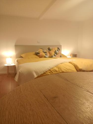 dos camas sentadas una al lado de la otra en un dormitorio en Stübchen en Nonnweiler