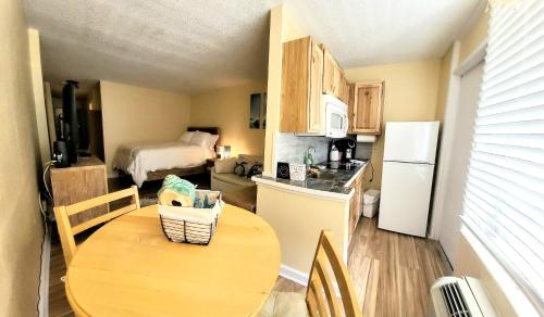 una piccola cucina con tavolo e una camera con letto di Oceanfront Escape With Balcony and heated salt water pool Sleeps 4 a Daytona Beach