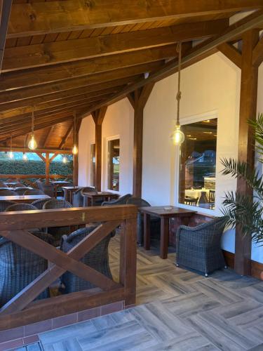 comedor con mesas y sillas de madera en Hotel Rosengarten, en Frankfurt de Oder