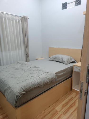 A bed or beds in a room at Anyak's place Syariah