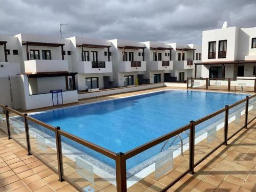 a large swimming pool on the roof of a building at Casa Marla mit 3 Schlafzimmern und 2 Badezimmern in Puerto Calero