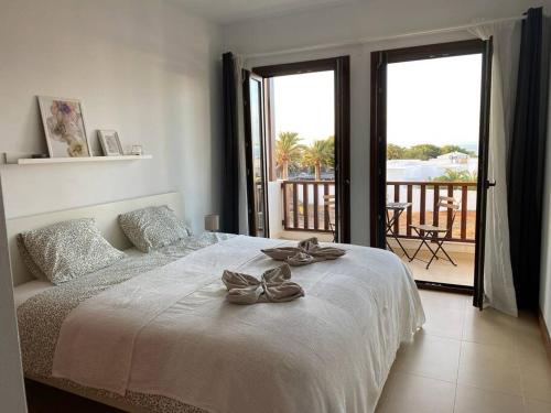 a bedroom with a bed with bows on it at Casa Marla mit 3 Schlafzimmern und 2 Badezimmern in Puerto Calero