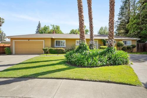a house with palm trees and a driveway at Riverview Huge Yard, Quiet Cul-de-Sac, Perfect for Families in Sacramento