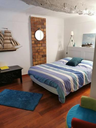 une chambre avec un lit et une table dedans dans l'établissement VILLA Sybel au charme provencal, à Le Rouret