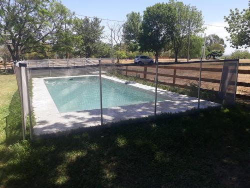 una valla alrededor de una piscina en un campo en Casa de campo DON ANTONIO en San Pedro