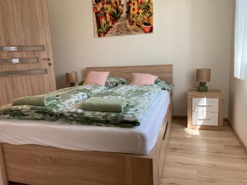 ハイドゥソボスローにあるÁrmin Apartmanのベッドルーム1室(ベッド1台付)