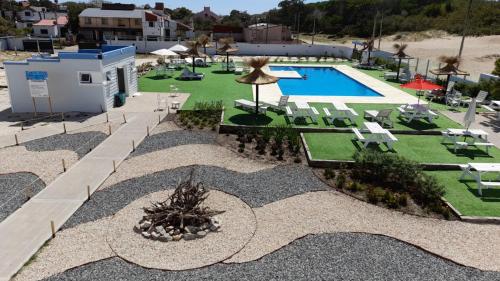 uma vista aérea de um resort com uma piscina e cadeiras em SolMar em San Clemente del Tuyú