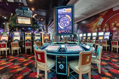 un casino con un montón de máquinas tragaperras en Hotel Casino Talca en Talca