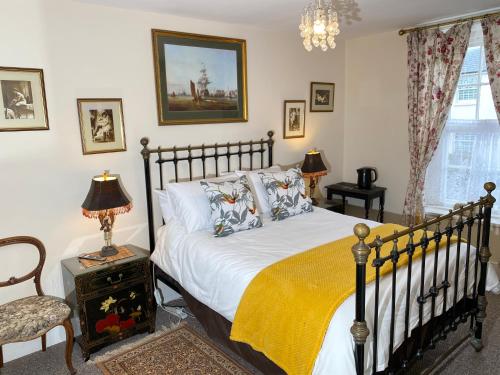 a bedroom with a bed and a chandelier at Lala Mundi in Brading