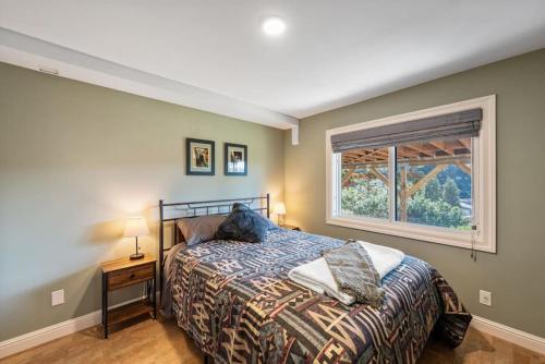 een slaapkamer met een bed en een raam bij Central Crocker Highlands Garden Oasis in Oakland