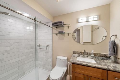 een badkamer met een douche, een toilet en een wastafel bij Central Crocker Highlands Garden Oasis in Oakland