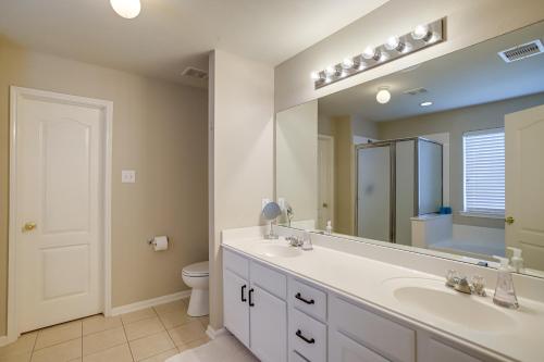 uma casa de banho com um lavatório e um espelho grande em Pet-Friendly Tomball Home about 8 Mi to Burroughs Park em Tomball