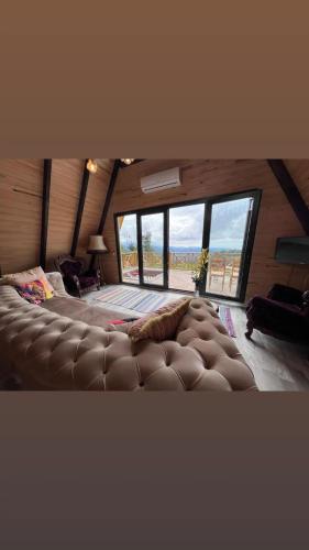 ein großes Bett in einem Zimmer mit einem großen Fenster in der Unterkunft Pamira Tatil Köyü 
