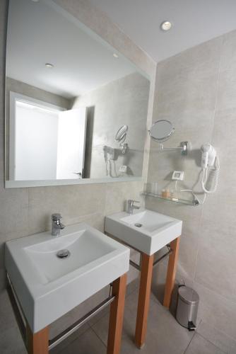 Amber El Fell في Hammamet Nord: حمام مع حوض أبيض ومرآة