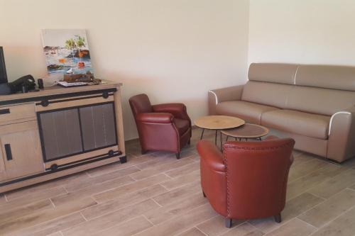 Zdjęcie z galerii obiektu Condo with direct access to the beach w Hyères