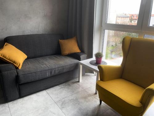 a living room with a couch and two chairs at Apartament Poznańska 24 in Bydgoszcz