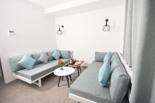 a living room with a couch and a table at Amber El Fell in Hammamet Nord