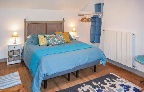 une chambre avec un lit avec des draps et des oreillers bleus dans l'établissement Beautiful Home In Saint Leon Sur Vezere, à Saint-Léon-sur-Vézère